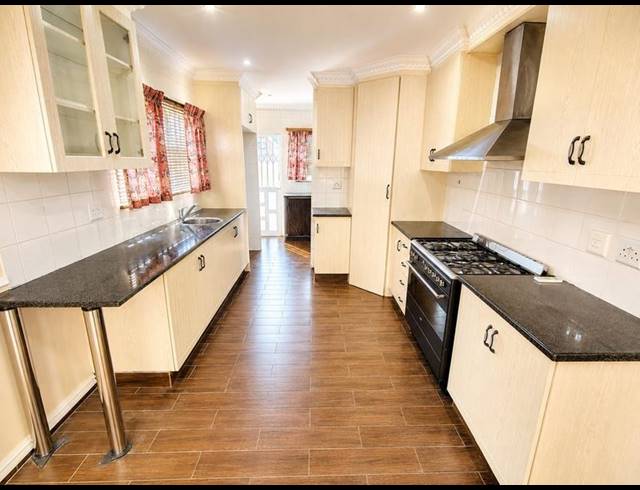3 BEDROOM TOWNHOUSE FOR SALE IN BROADLANDS